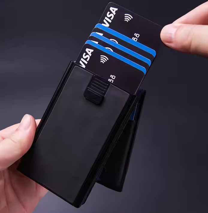 UrbanSeal™ Billetera de cuero con cierre magnético